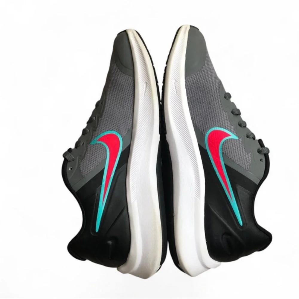 Nike Kids Star Runner 3 sneaker Smoke Grey/Siren Red-black 4.5 Big Kid